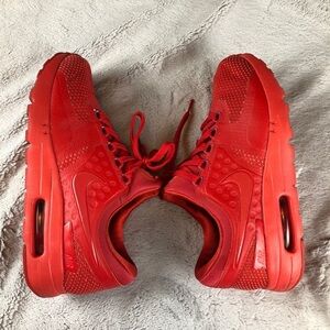 Nike Air Max Men’s: 6.5 Woman’s: 8